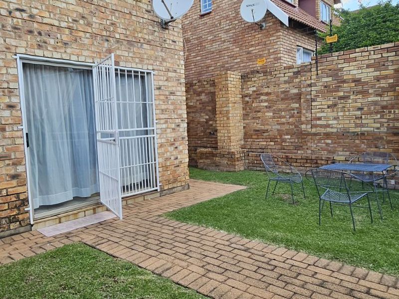 Townhouse For Sale in Bromhof - Photo 2