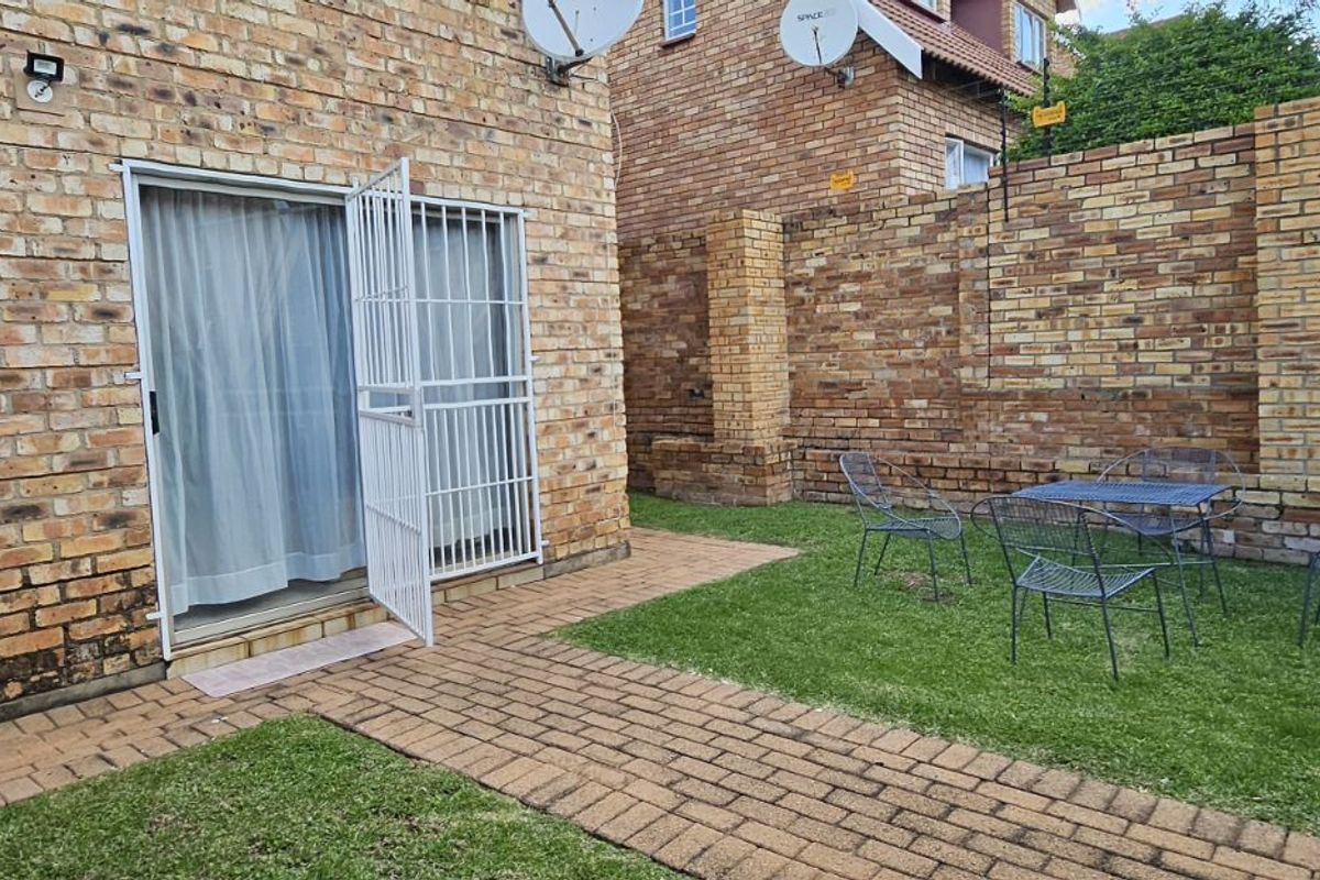 Townhouse For Sale in Bromhof - Photo 2