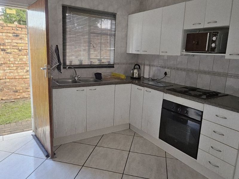 Townhouse For Sale in Bromhof - Photo 10