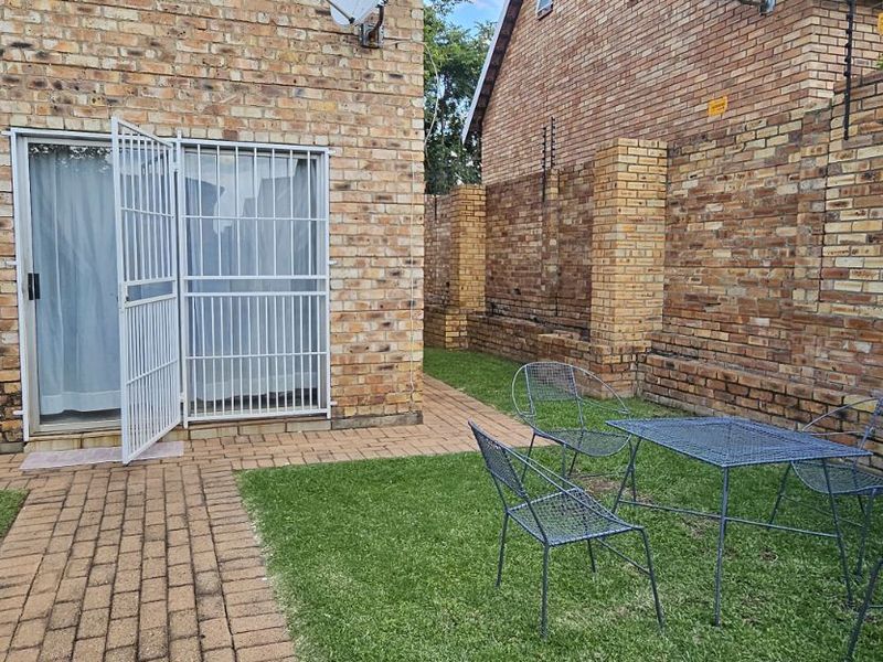 Townhouse For Sale in Bromhof - Photo 3