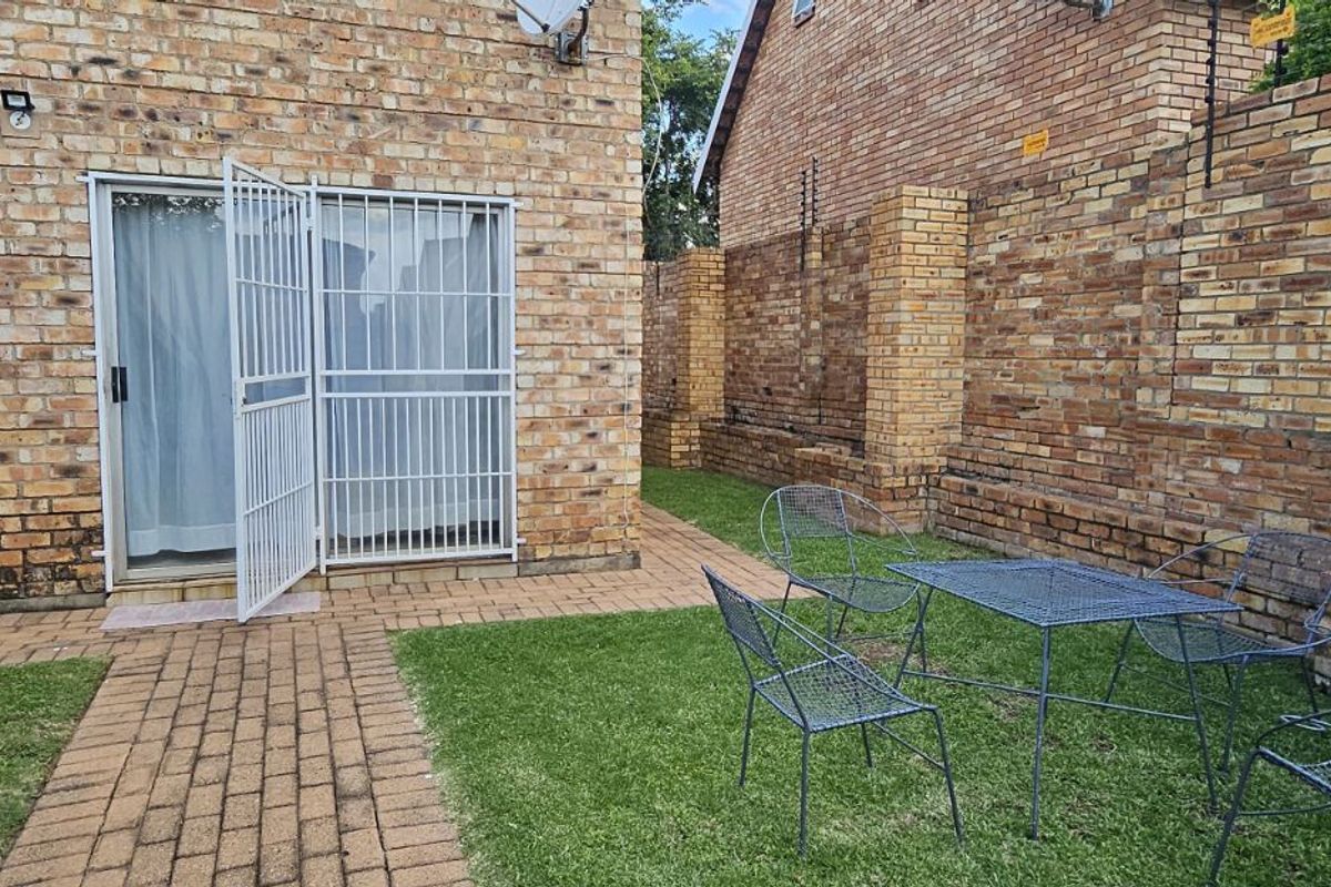 Townhouse For Sale in Bromhof - Photo 3