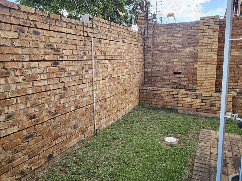 Townhouse For Sale in Bromhof - Photo 4