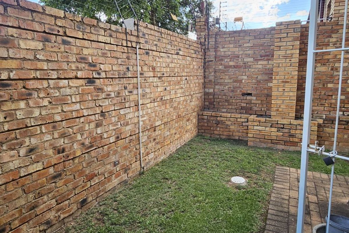 Townhouse For Sale in Bromhof - Photo 4