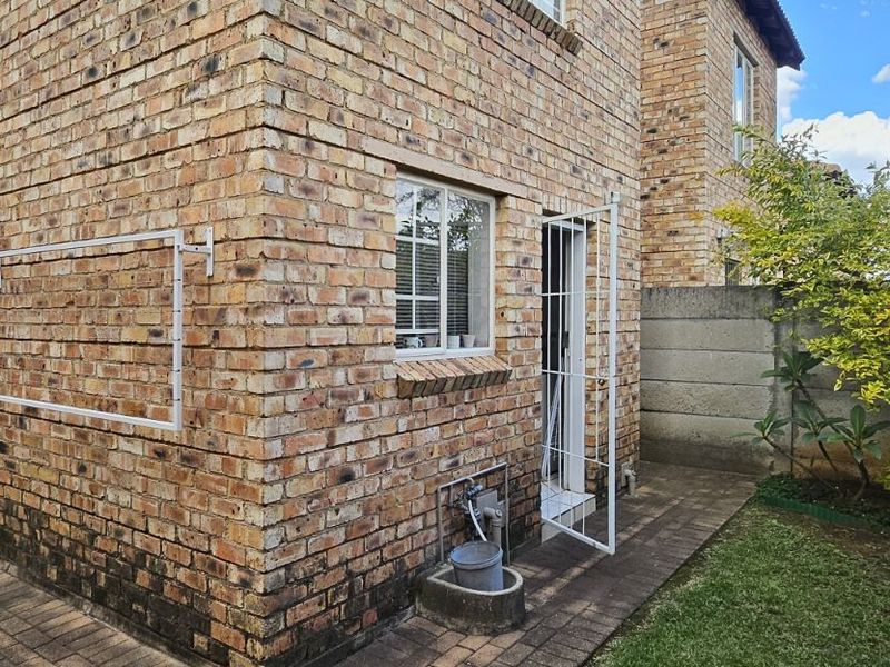 Townhouse For Sale in Bromhof - Photo 5