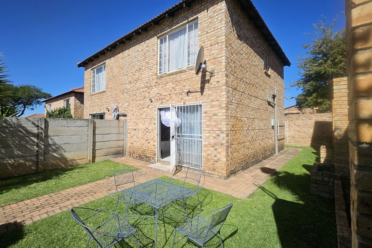 Townhouse For Sale in Bromhof - Photo 3