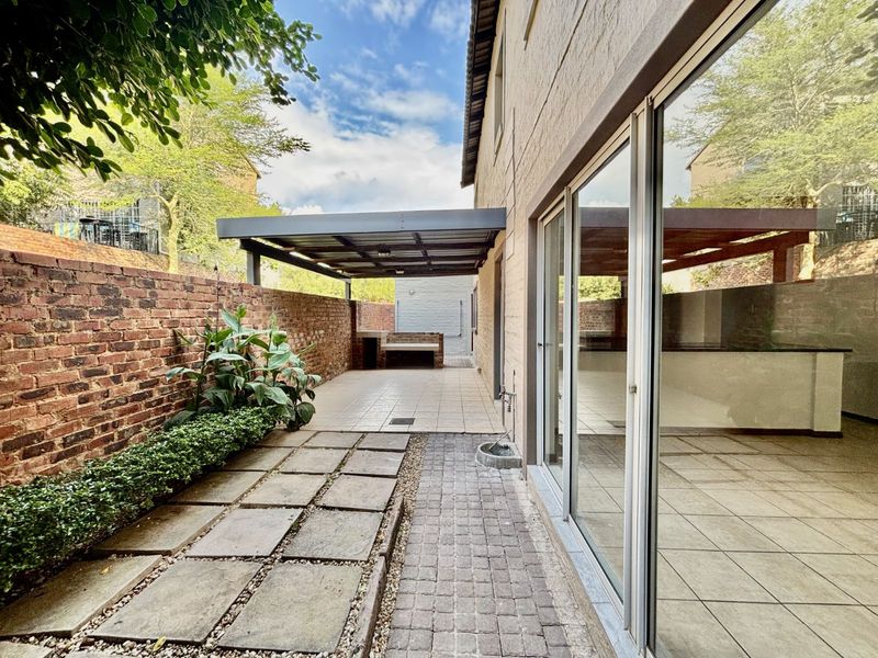 Townhouse For Sale in Olympus AH - Photo 2