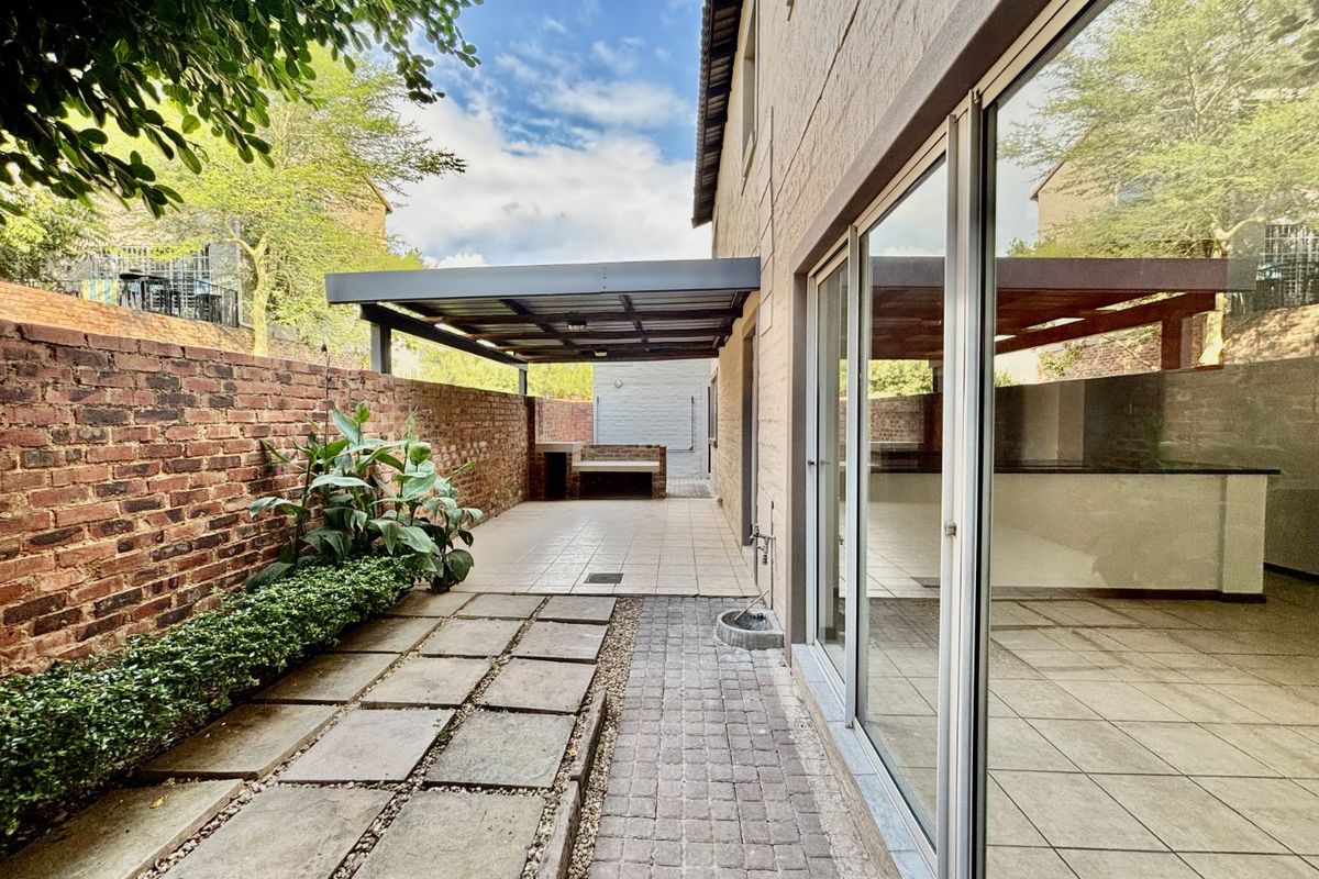 Townhouse For Sale in Olympus AH - Photo 2