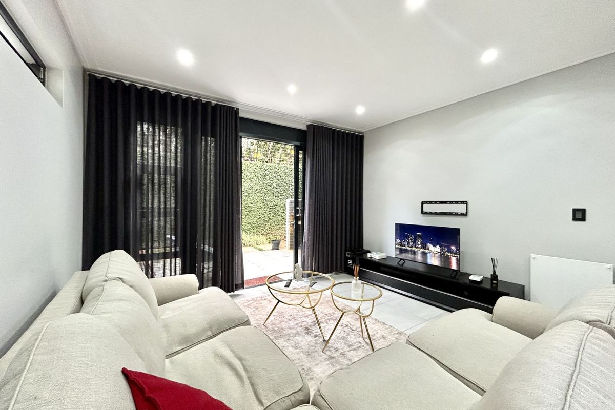 Apartment To Rent in Menlo Park - Photo 2