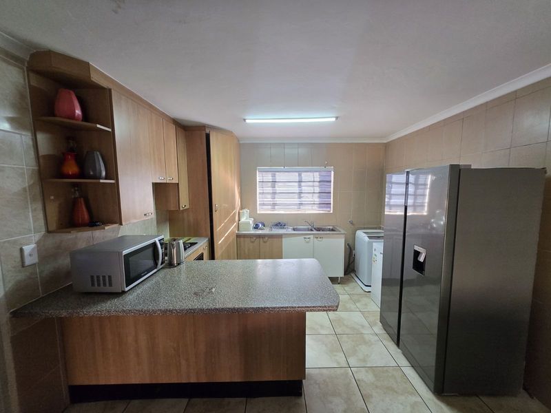 Townhouse For Sale in Willowbrook - Photo 4