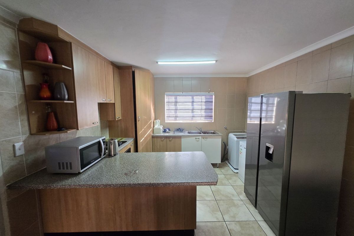 Townhouse For Sale in Willowbrook - Photo 4