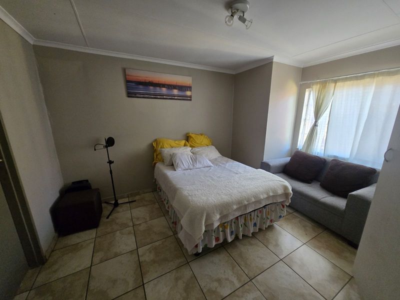 Townhouse For Sale in Willowbrook - Photo 7