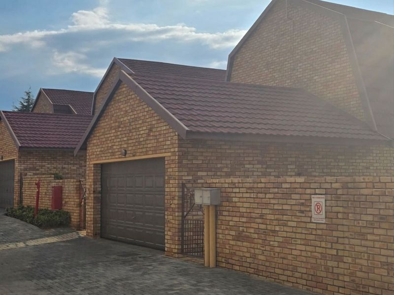 Townhouse For Sale in Willowbrook - Photo 2