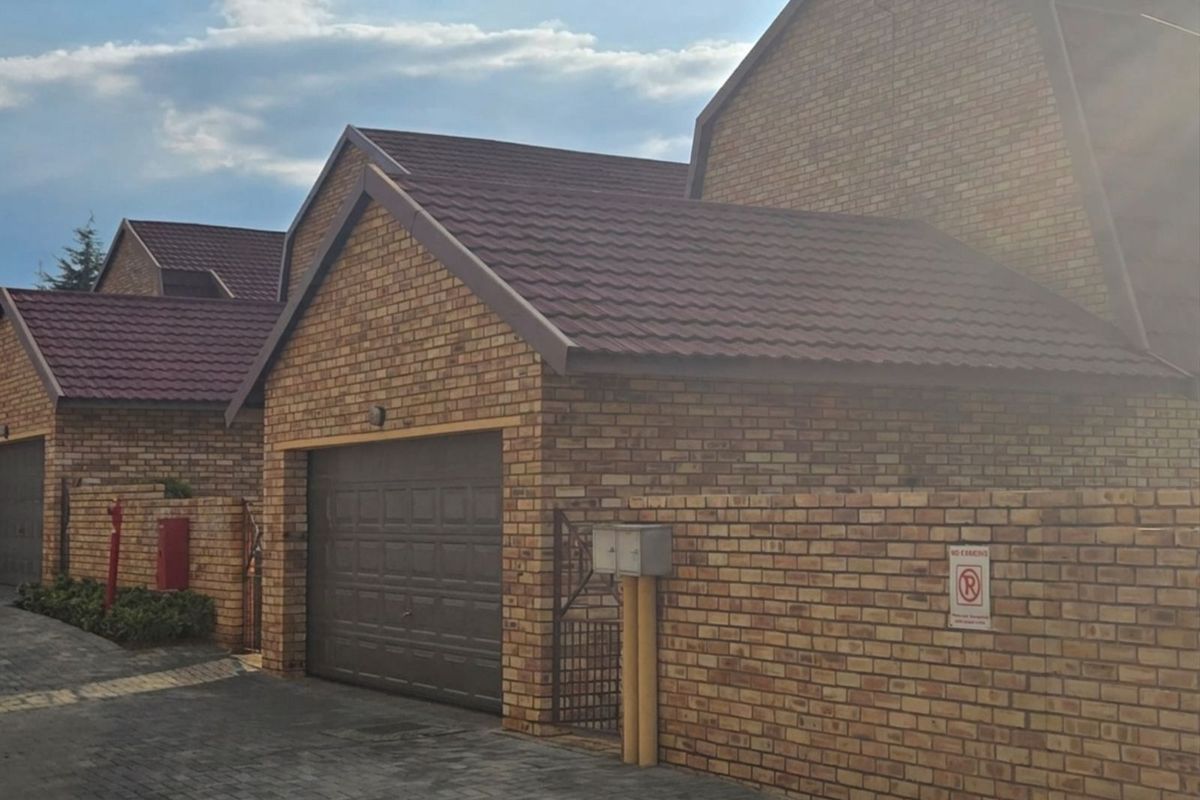 Townhouse For Sale in Willowbrook - Photo 2