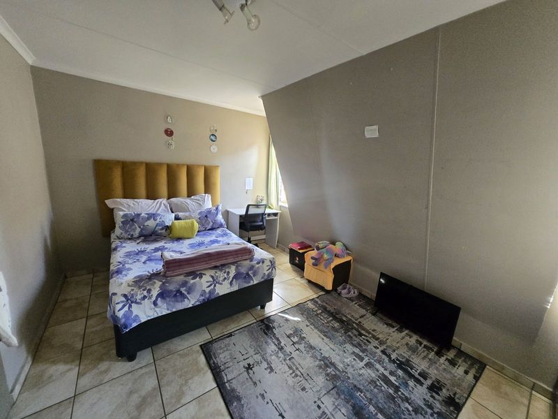 Townhouse For Sale in Willowbrook - Photo 5