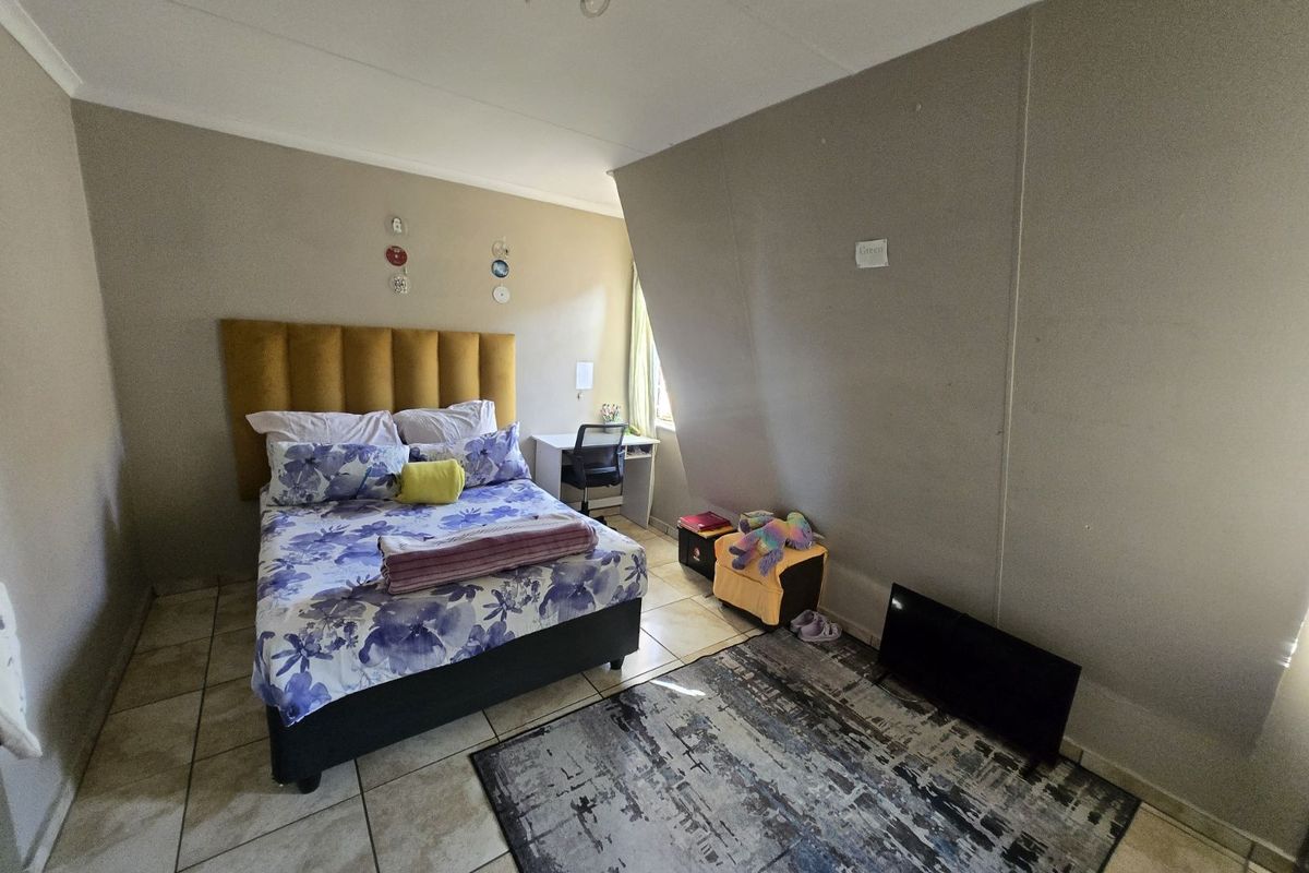 Townhouse For Sale in Willowbrook - Photo 5