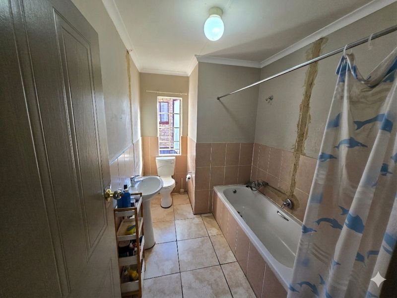 Townhouse For Sale in Willowbrook - Photo 9