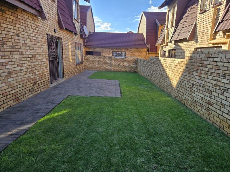 Townhouse For Sale in Willowbrook - Photo 10