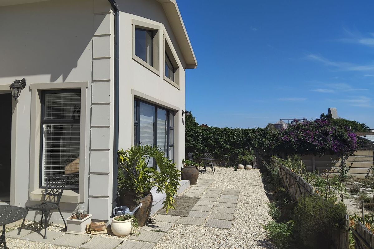 House For Sale in Albertinia Central - Photo 2