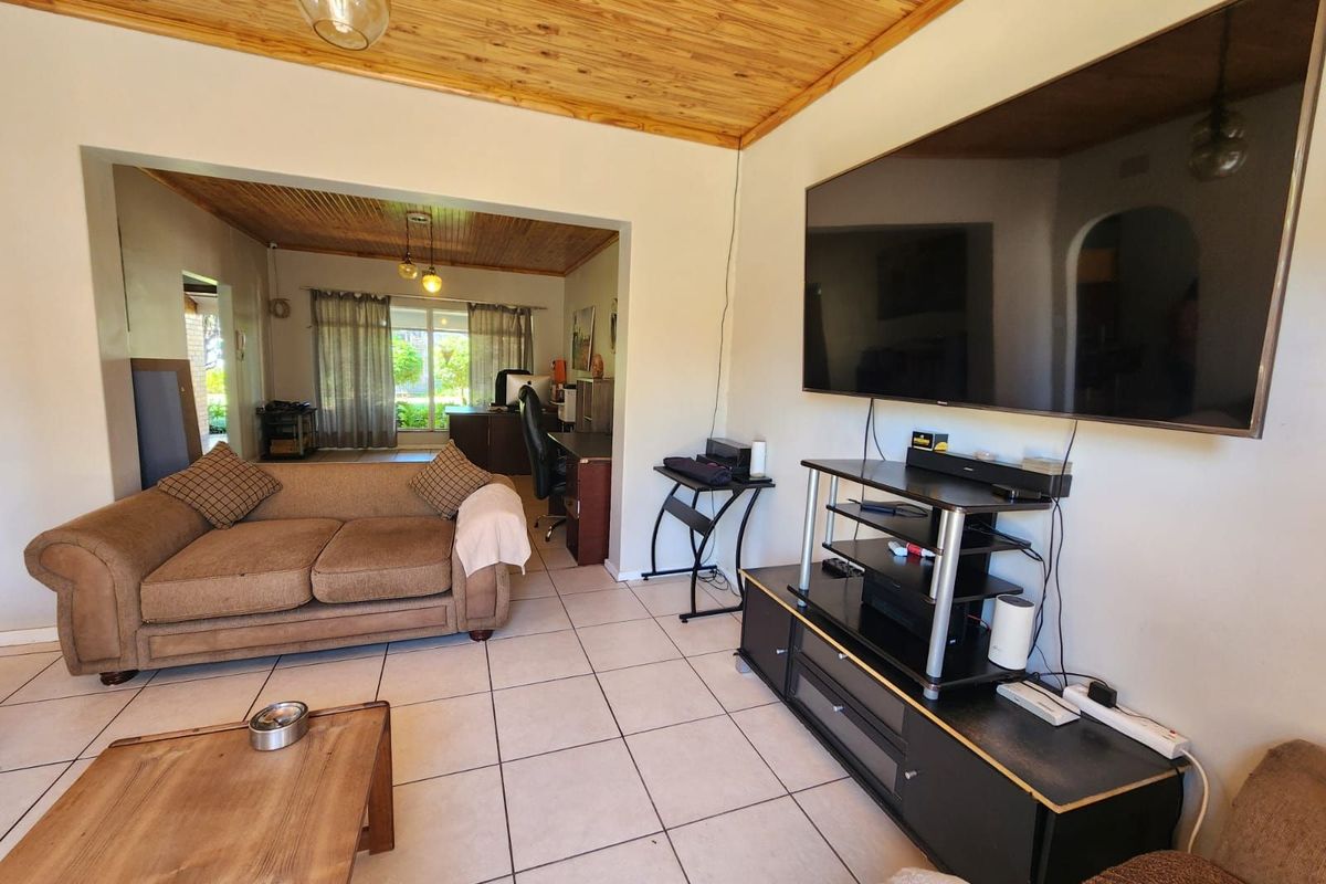 House For Sale in Heuwelsig - Photo 2