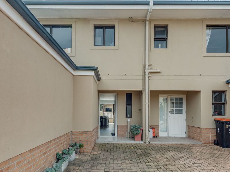 Townhouse For Sale in Mill Park - Photo 2