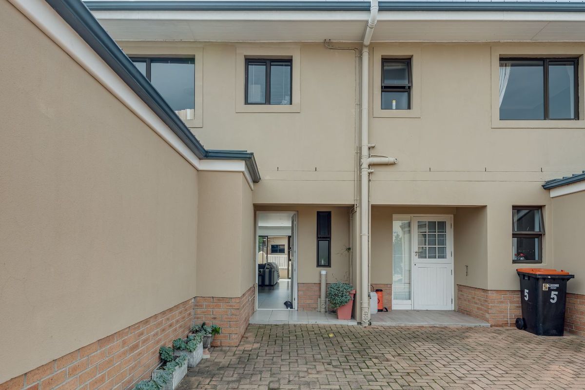 Townhouse For Sale in Mill Park - Photo 2