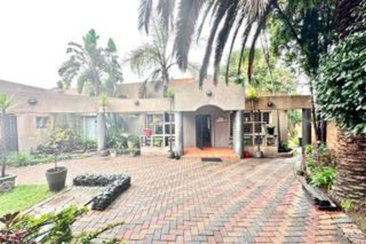 House For Sale in Weltevreden Park - Photo 2