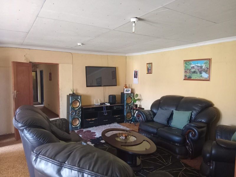 House For Sale in Phuthaditjhaba Central - Photo 4