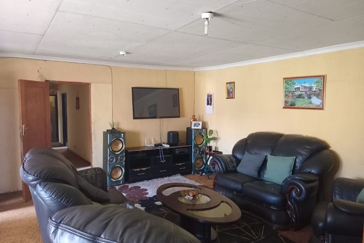 House For Sale in Phuthaditjhaba Central - Photo 4