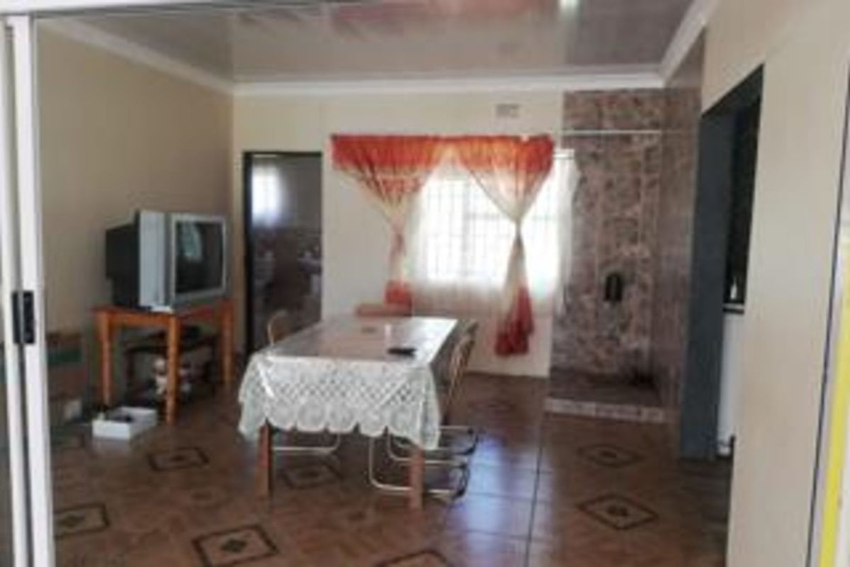 House For Sale in Phuthaditjhaba Central - Photo 4