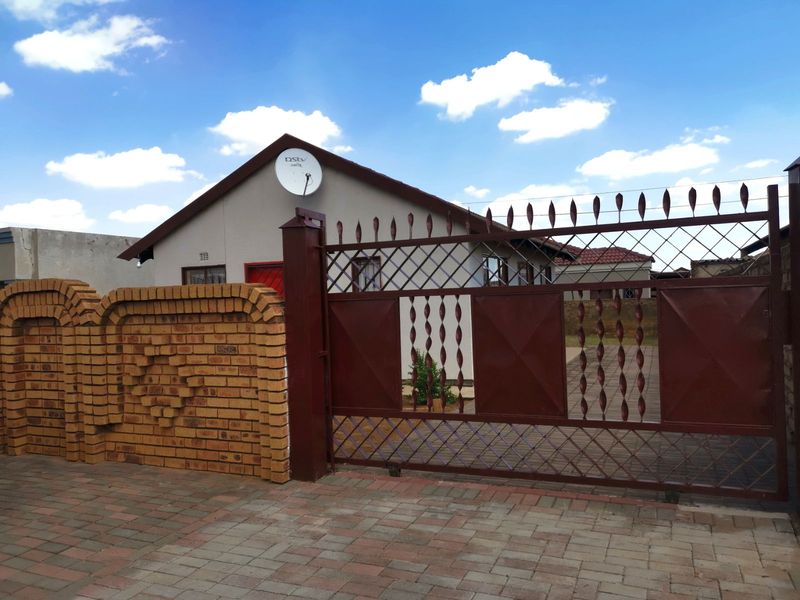 House For Sale in Mabopane Central - Photo 2