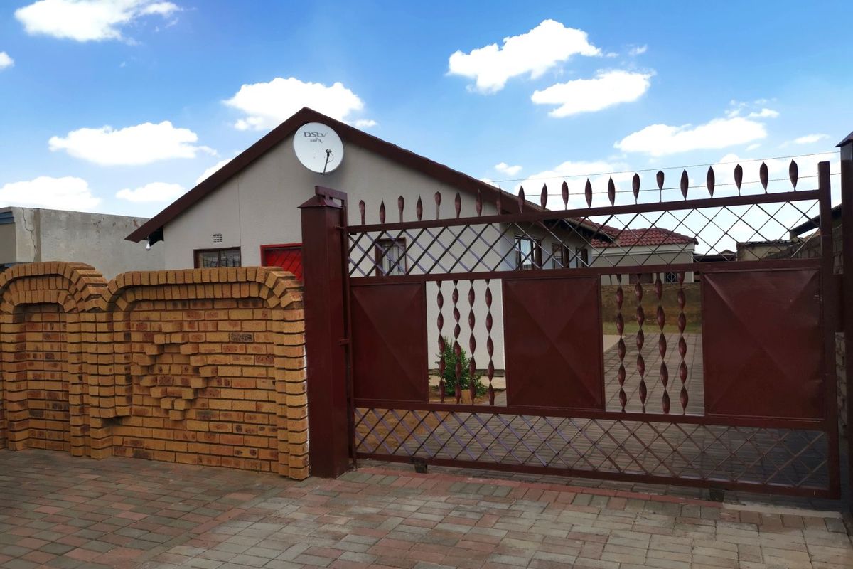 House For Sale in Mabopane Central - Photo 2