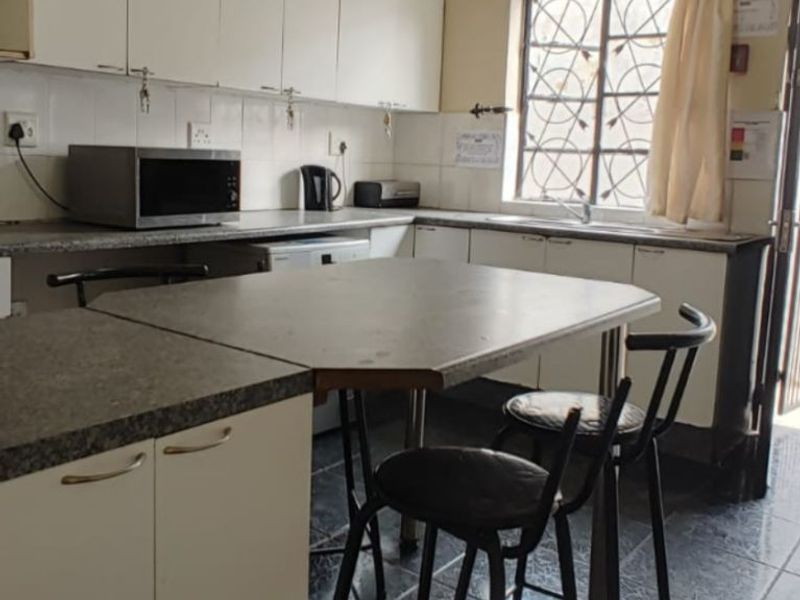 House For Sale in Brixton - Photo 2