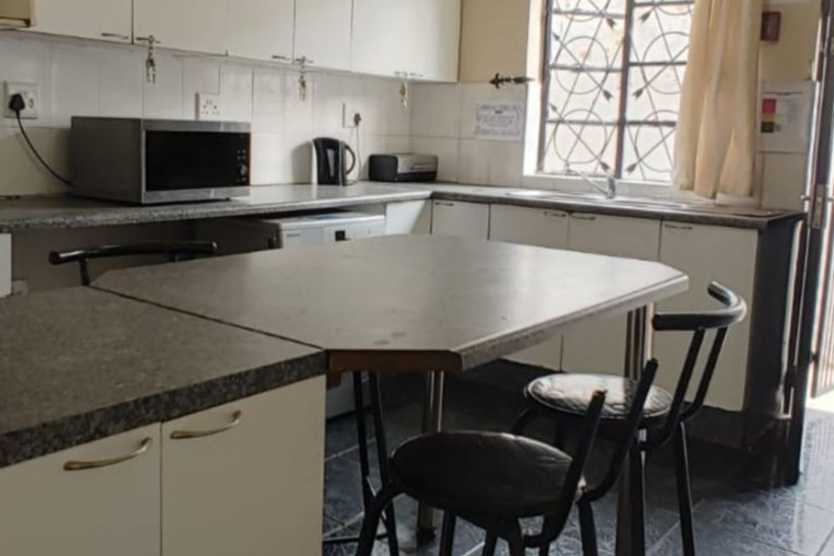 House For Sale in Brixton - Photo 2