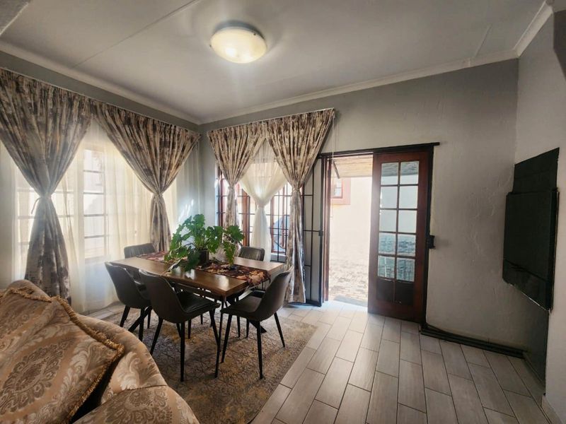 Townhouse For Sale in Rooihuiskraal North - Photo 4