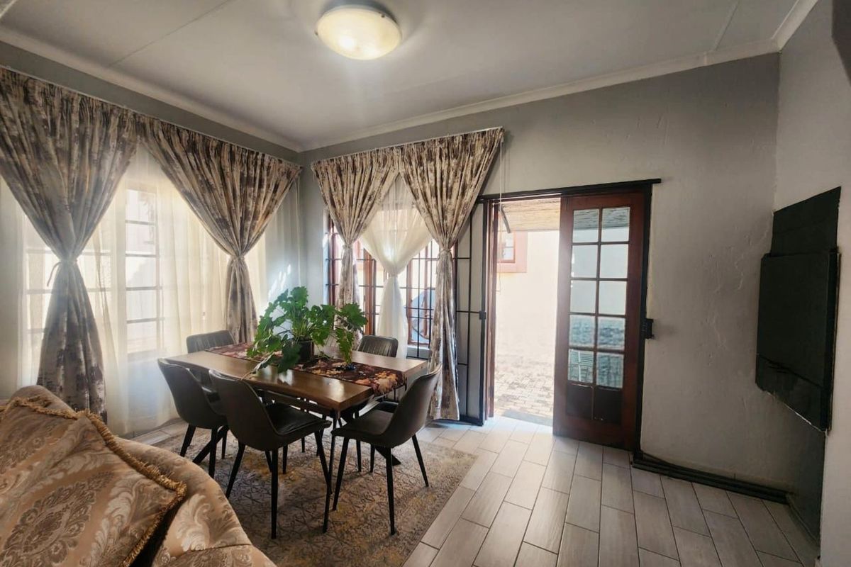 Townhouse For Sale in Rooihuiskraal North - Photo 4