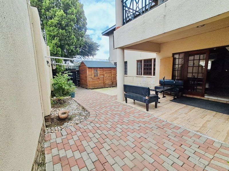 Townhouse For Sale in Northwold - Photo 2