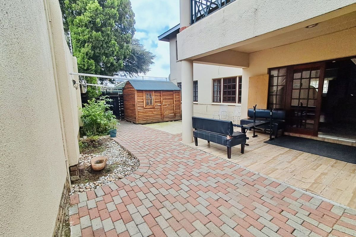 Townhouse For Sale in Northwold - Photo 2