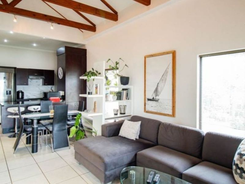 Apartment For Sale in Bryanston - Photo 2