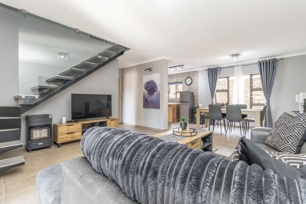 Townhouse For Sale in Willowbrook - Photo 3