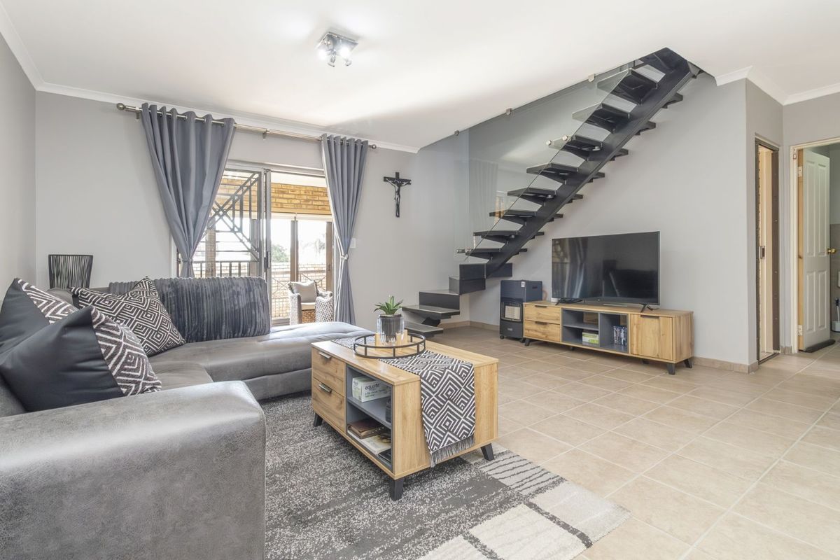 Townhouse For Sale in Willowbrook - Photo 4