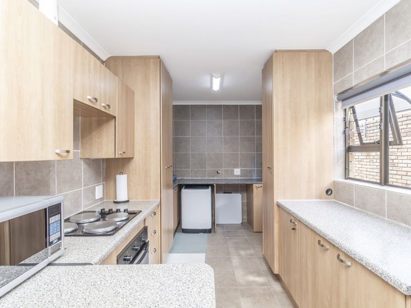 Townhouse For Sale in Willowbrook - Photo 10