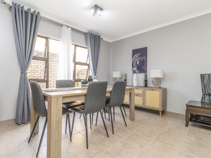 Townhouse For Sale in Willowbrook - Photo 9