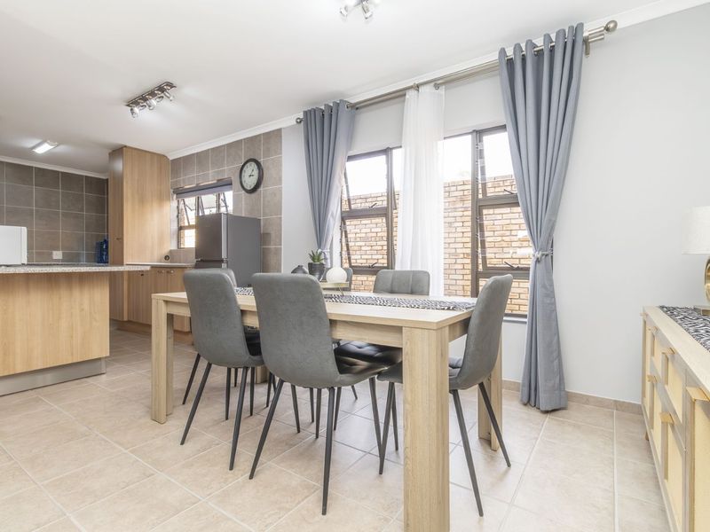 Townhouse For Sale in Willowbrook - Photo 8