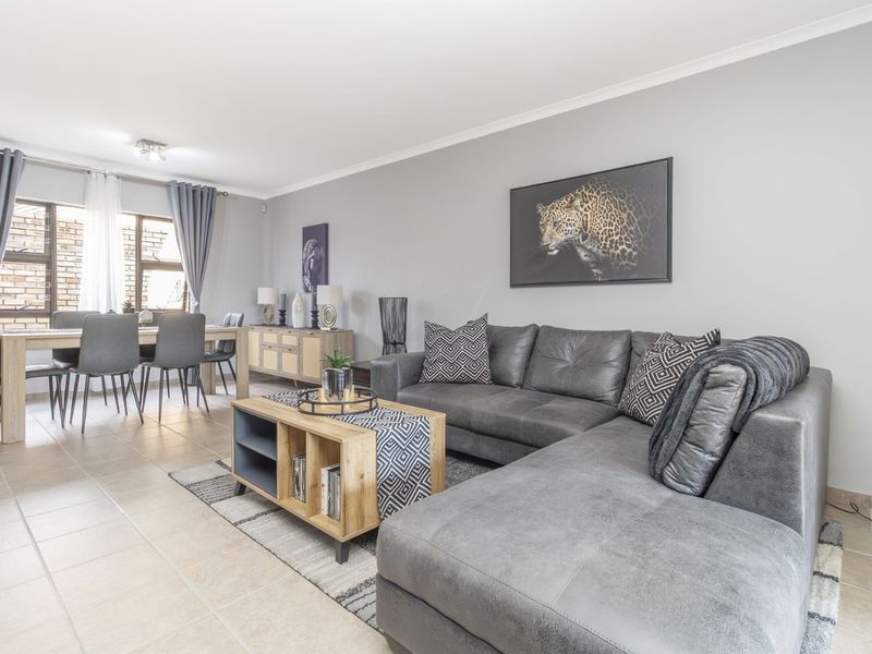 Townhouse For Sale in Willowbrook - Photo 6