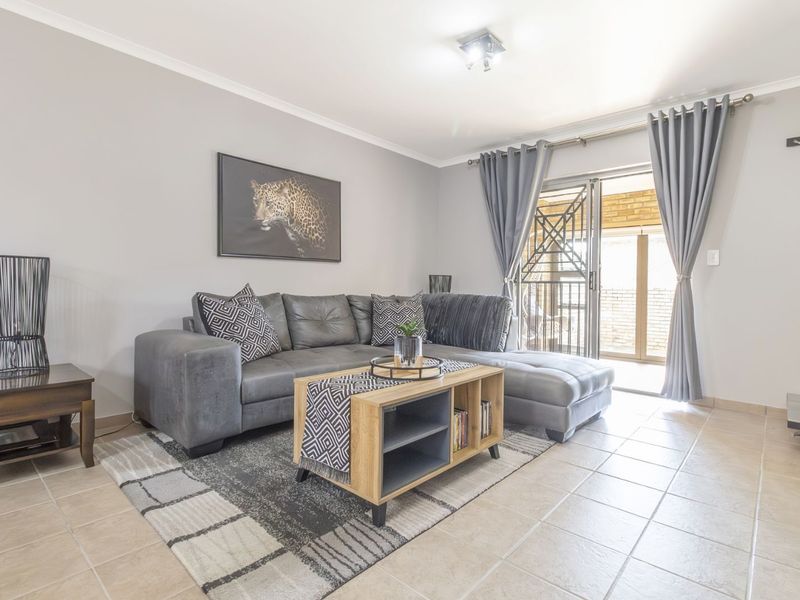 Townhouse For Sale in Willowbrook - Photo 5