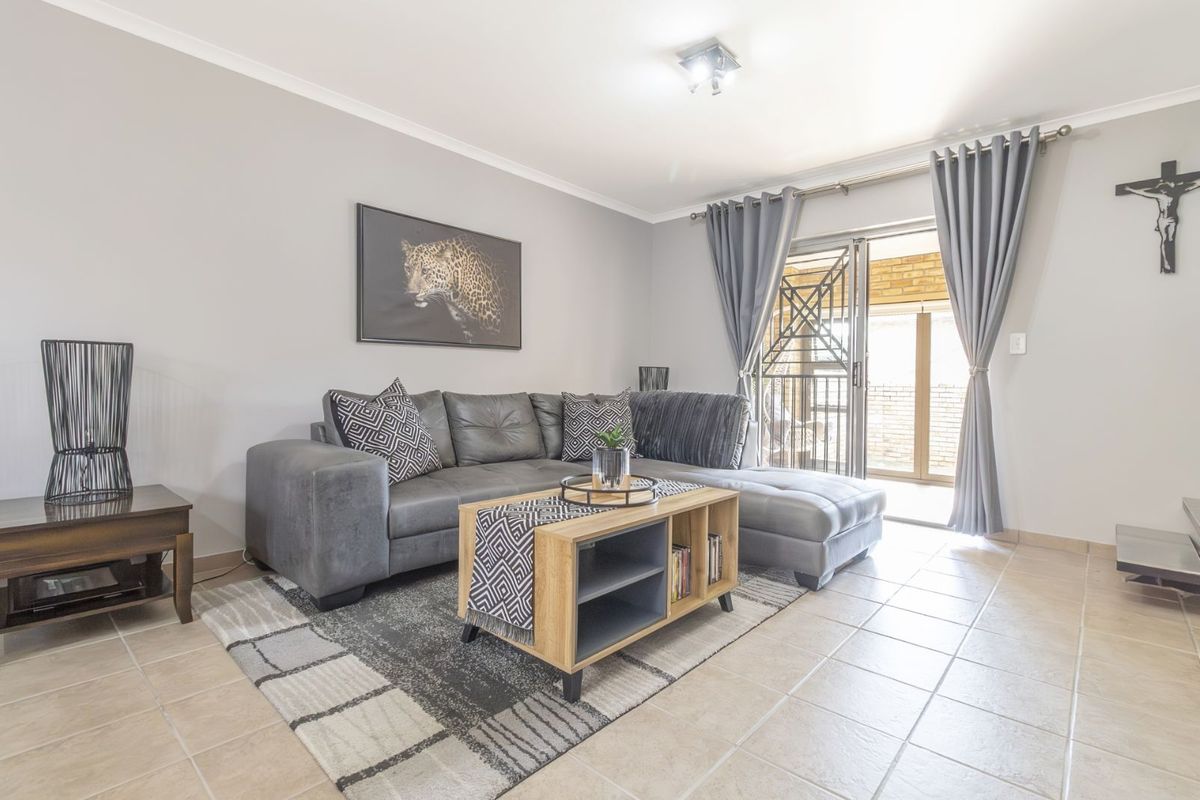 Townhouse For Sale in Willowbrook - Photo 5