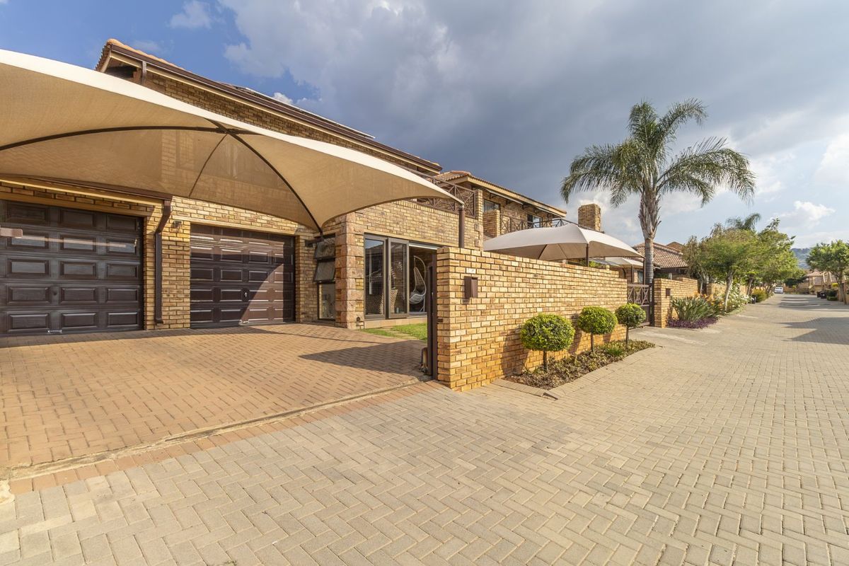 Townhouse For Sale in Willowbrook - Photo 2