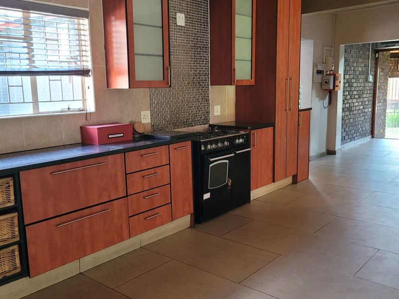 Townhouse For Sale in Die Heuwel - Photo 3