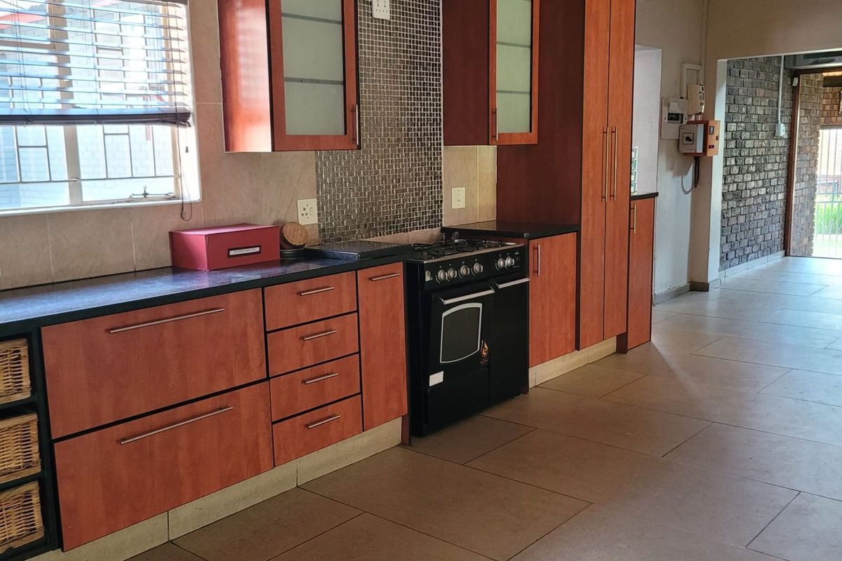 Townhouse For Sale in Die Heuwel - Photo 3