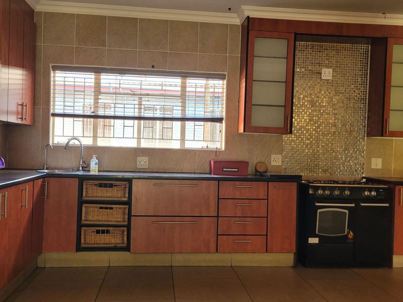 Townhouse For Sale in Die Heuwel - Photo 5